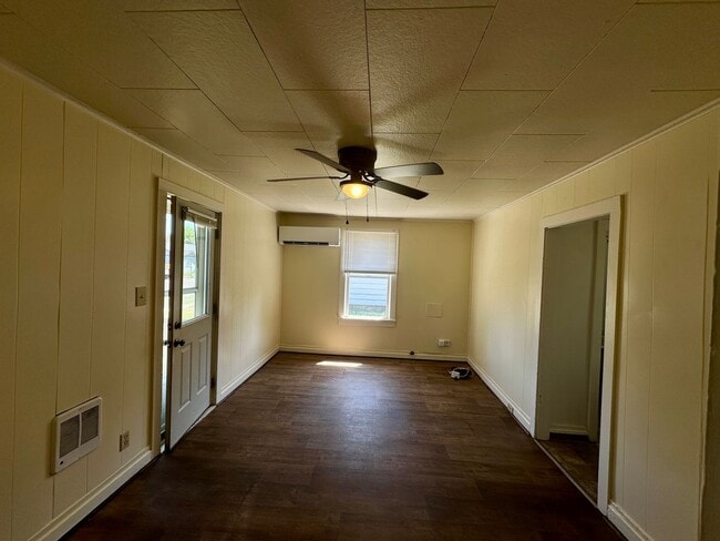 Building Photo - 1 Bedroom house on large lot in quiet neig...