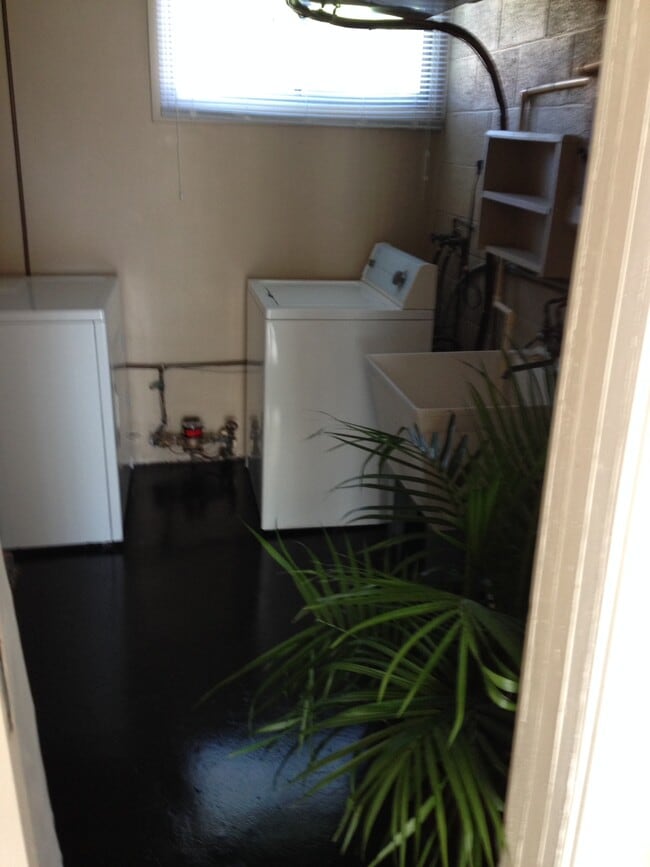 Building Photo - 889 Mount Loretta Ave