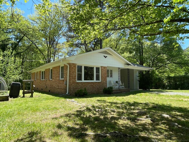 Foto del edificio - Beautiful updated 3br 2ba on peaceful half...