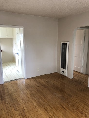 Building Photo - 914 E 68th St