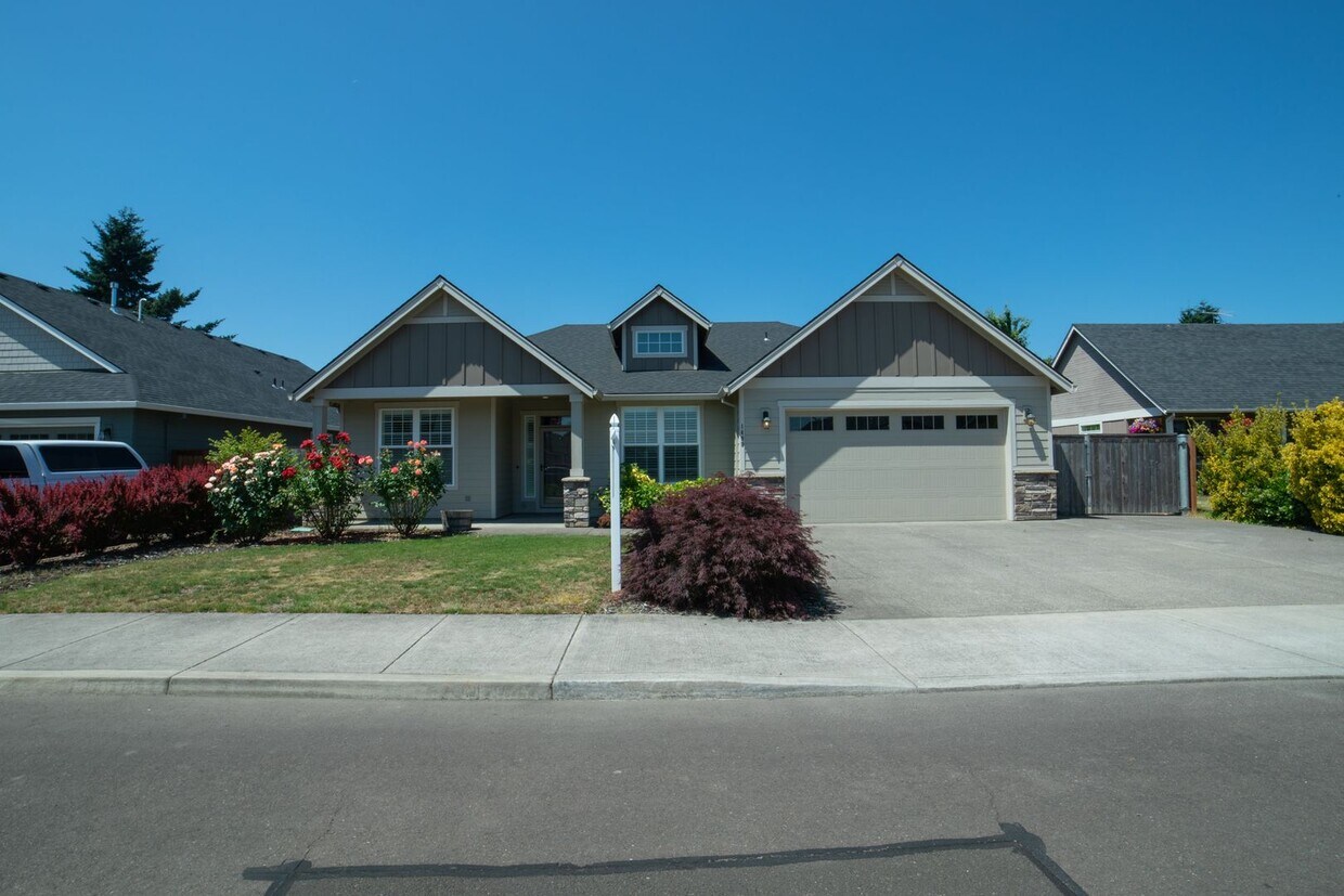 Primary Photo - Beautiful Canby Custom Home!