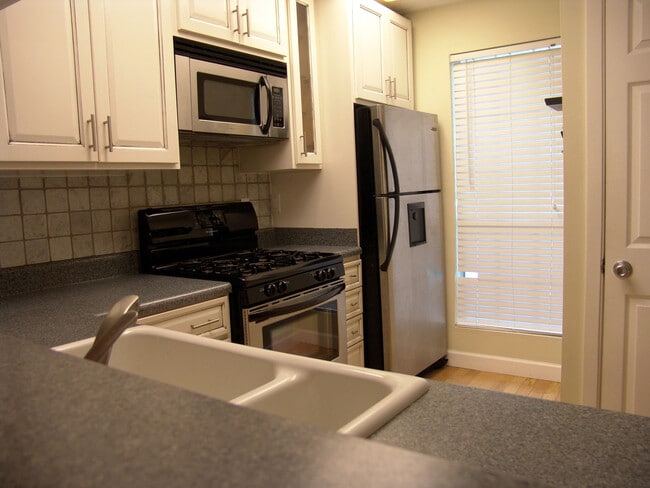 Building Photo - 2 Bedroom Condo in Dunwoody Plantation