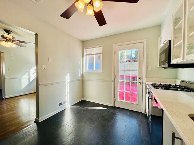 Foto del edificio - Beautiful 4 BR + den 2 FB home in corner lot!