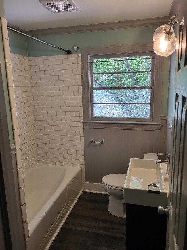 Building Photo - 5226 Ashcroft Ave