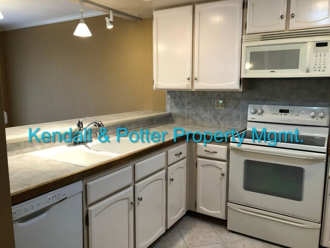 Foto del edificio - Spacious 3 bed/2.5 bath End Unit Townhome ...