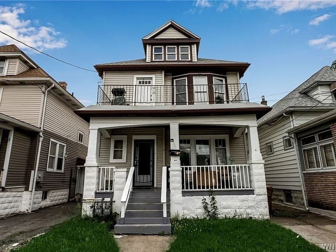 Primary Photo - 4 Bedroom Duplex in Buffalo