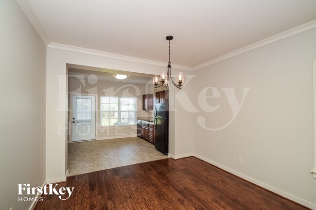 Building Photo - 810 Hawthorn Ln