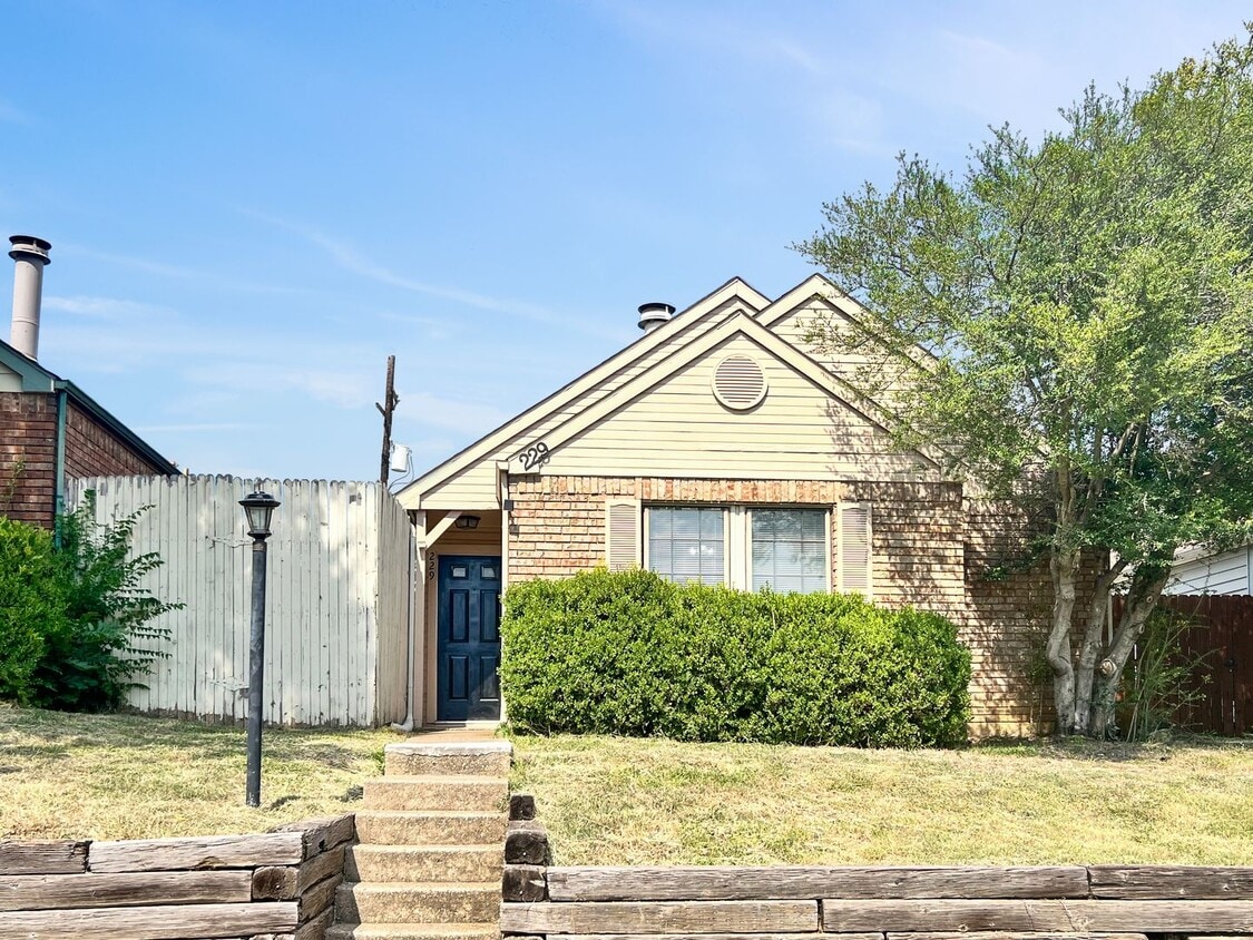 Primary Photo - Charming 3-Bed, 2-Bath Home in Lewisville ...