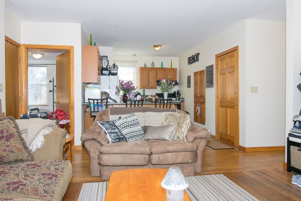 Building Photo - 1Bed/1Bath apartment in Brighton, close to public transportation