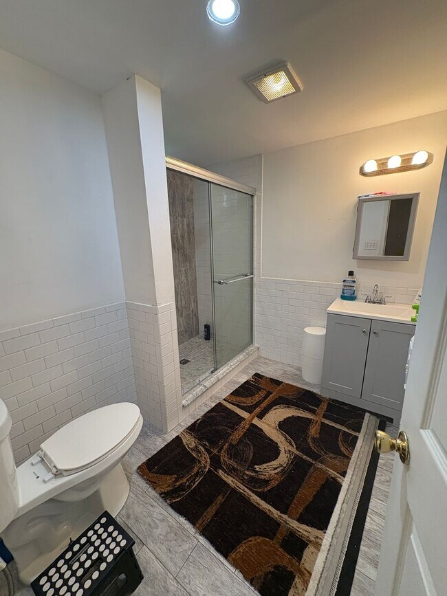 Foto del edificio - Large 5 Bedroom 2 Bathroom Single Family H...