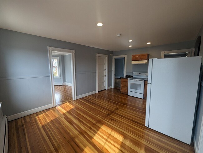 Building Photo - 47 Roslyn St