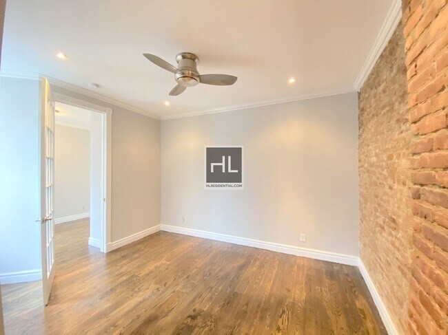 Foto del edificio - BEAUTIFUL SUN-KISSED NO-FEE 1 BED IN PRIME...