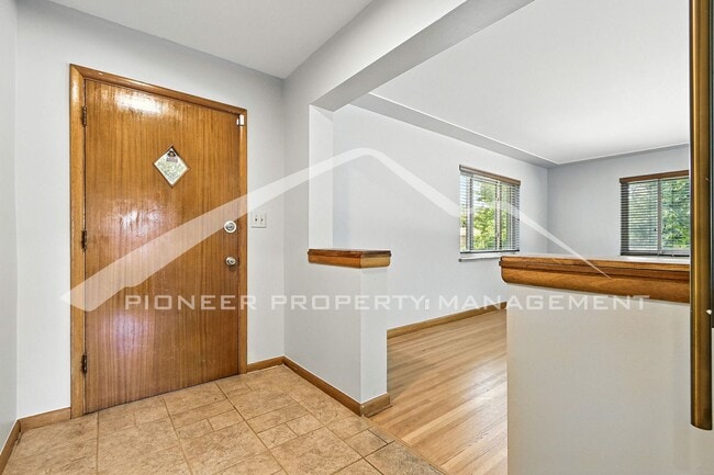 Building Photo - Charming Home with Washer/Dryer and 1 Car ...