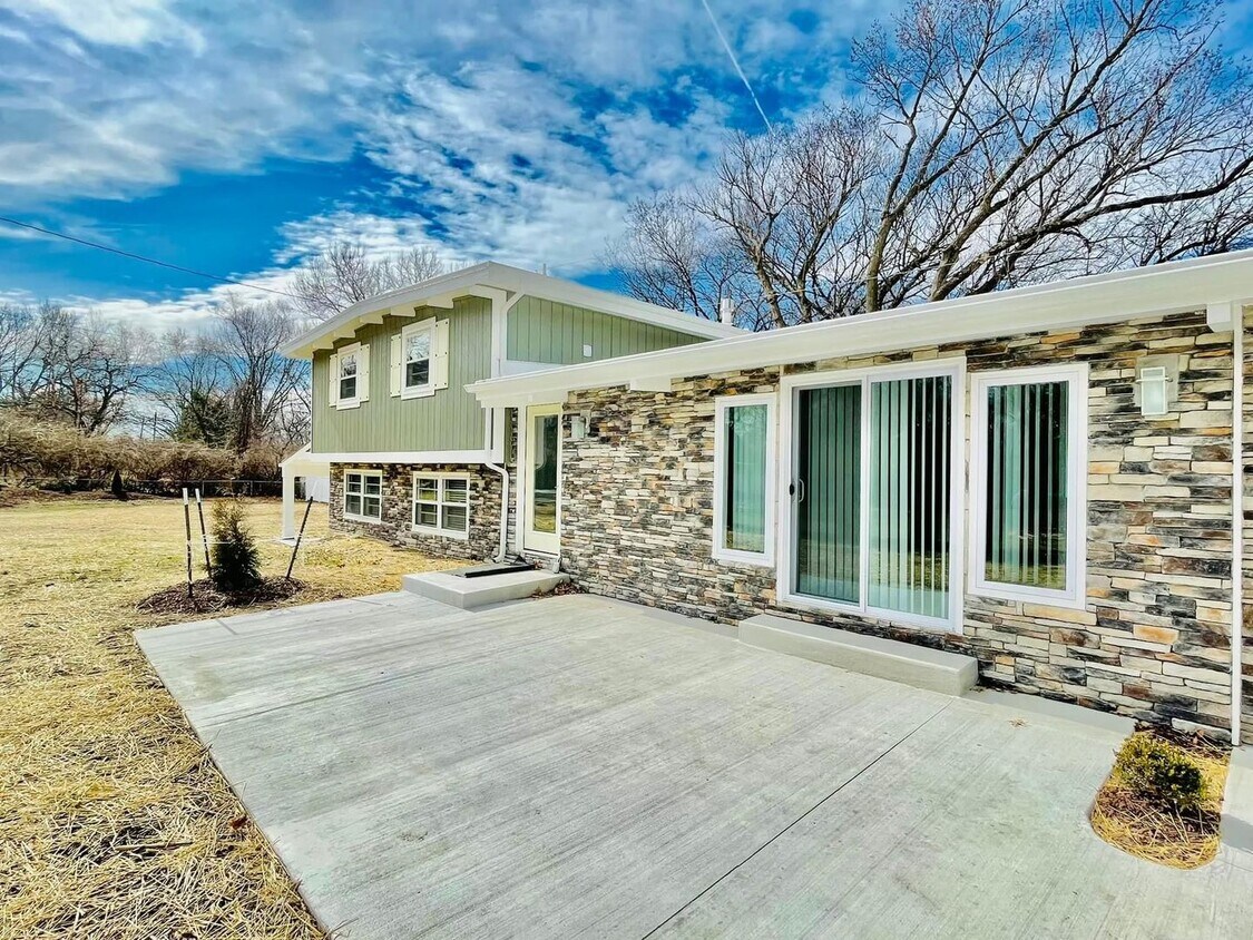 Primary Photo - Gorgeous fully updated 3 bed 3 bath near K...