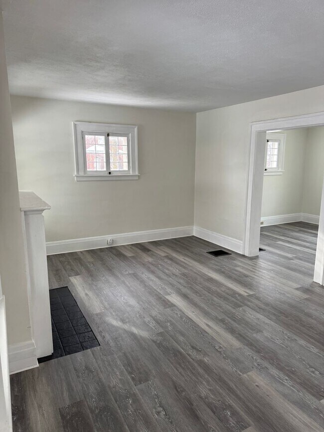 Foto del edificio - Single Family Home 3 bedroom 1 bath new paint flooring with basement fenced in yard