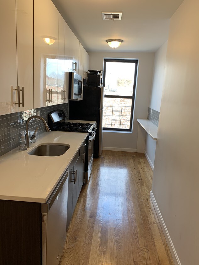 Foto principal - 641 Halsey St