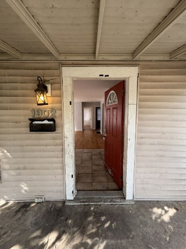 Building Photo - 3 Bed 1 Bath Available Now!