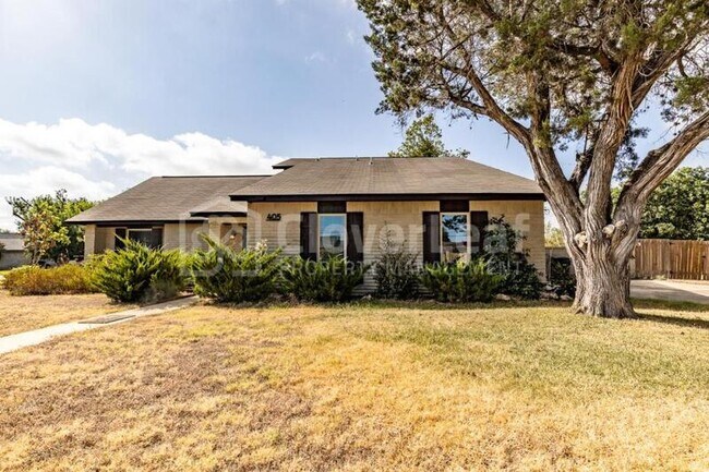 Building Photo - 405 W Tanglewood Dr