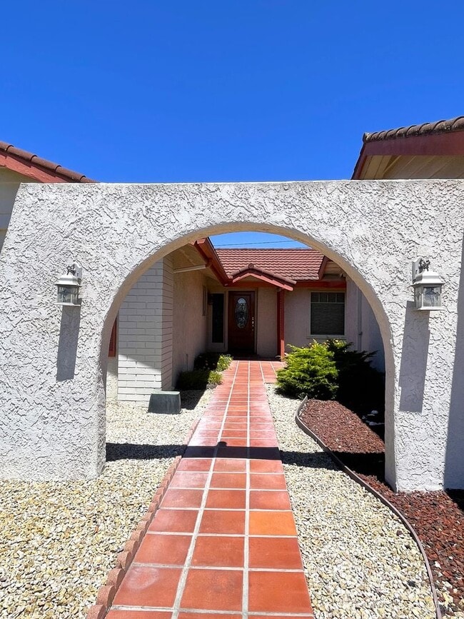 Building Photo - Beautifully Maintained Northern Vandenberg...