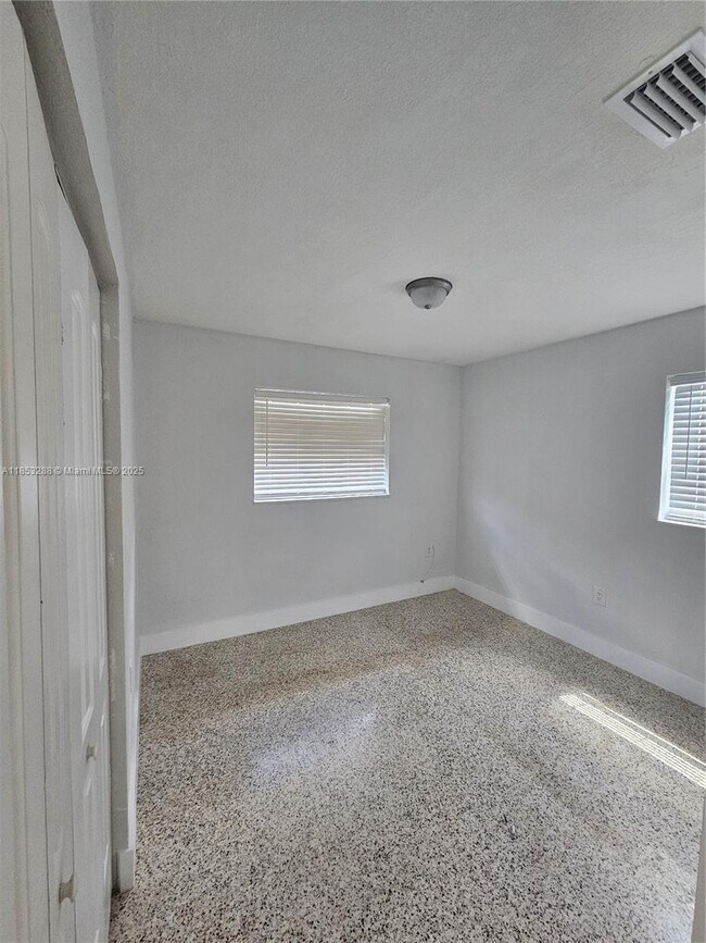 Foto del edificio - 4970 NW 182nd St