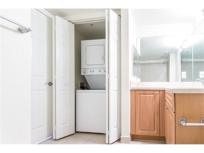 Building Photo - 6760 Heritage