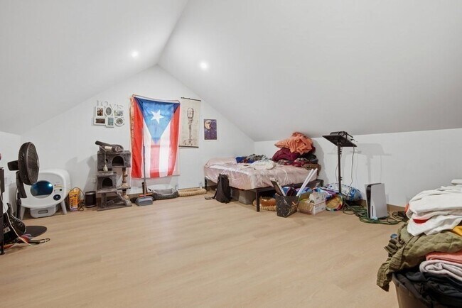 Foto del edificio - Giant 6 Bed in Mission Hill 9/1/26