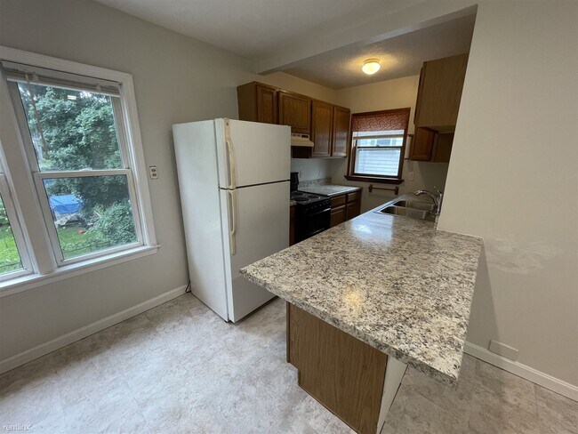 Building Photo - 2 br, 1 bath Duplex - 11 Morrison Street 2