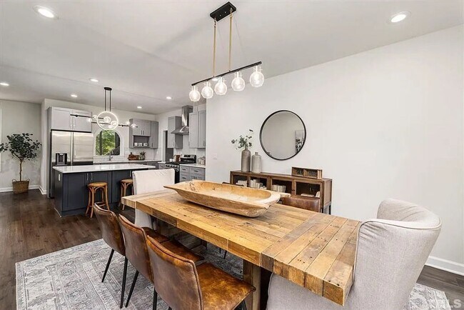 Foto del edificio - Room in 5 Bedroom Home at Parktree Cir