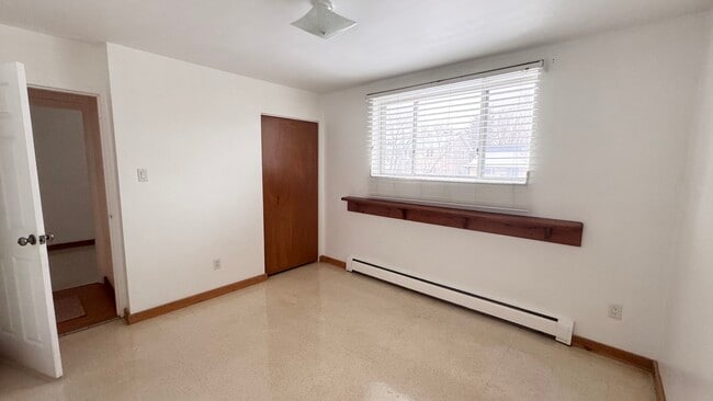 Building Photo - 11 Devitt Av S