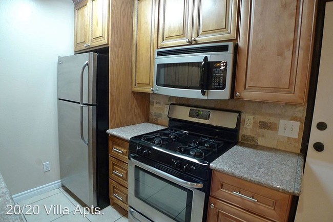 Building Photo - 2020 N Beachwood Dr