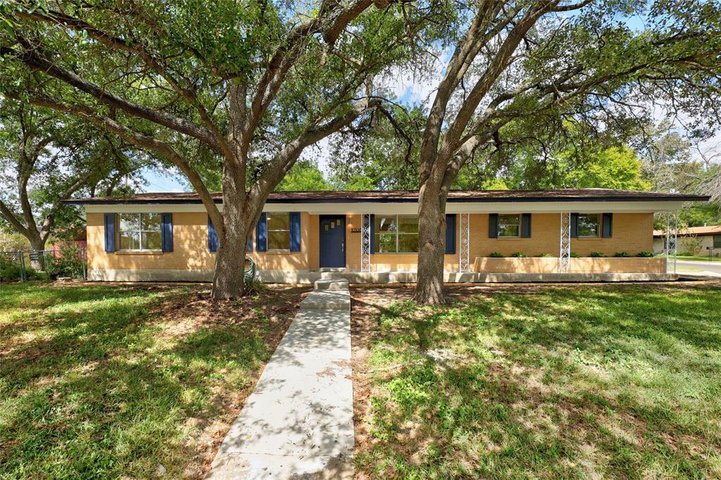 Foto principal - 10308 Bluff Bend Dr