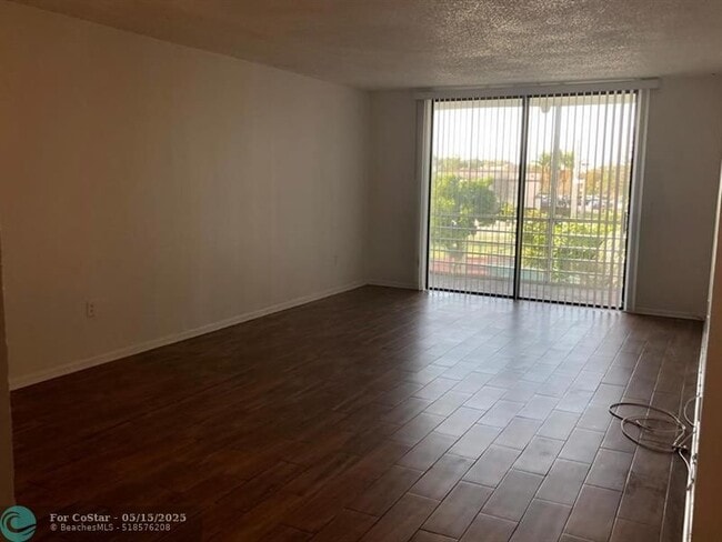Building Photo - 1800 N Lauderdale Ave