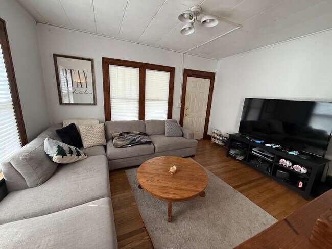 Sala de estar en la planta principal - 670 S Governor St