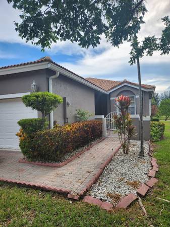 Primary Photo - 2651 E Aragon Blvd