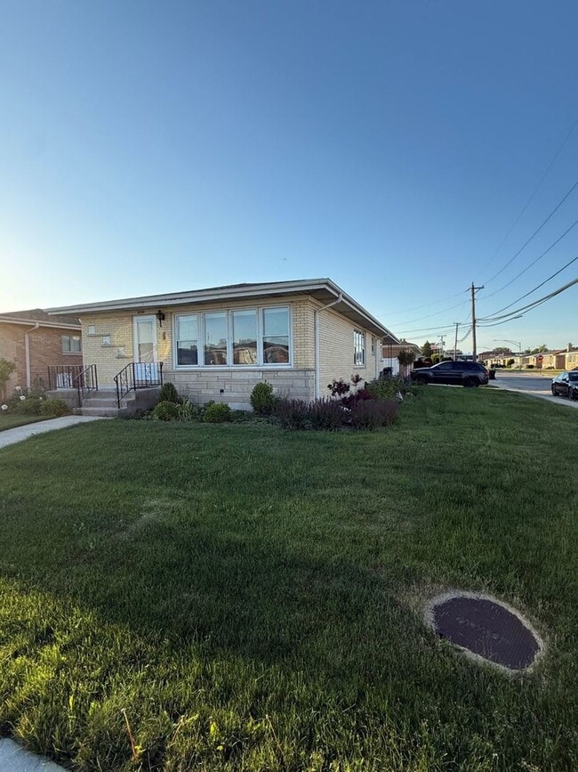 Building Photo - 8500 W Carmen Ave