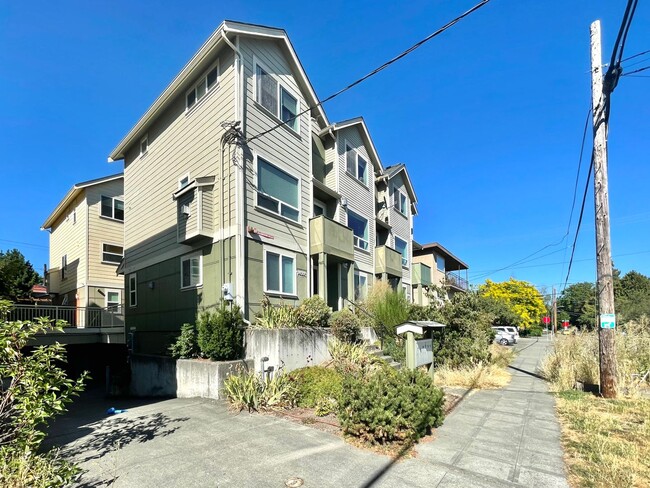 Building Photo - Great Townhome for rent