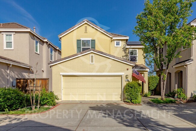 Building Photo - 2 Bedroom 2.5 Bath Single-Family patio hom...