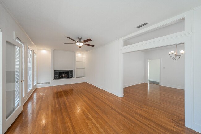 Foto del edificio - Charming Bungalow In Arlington Heights!