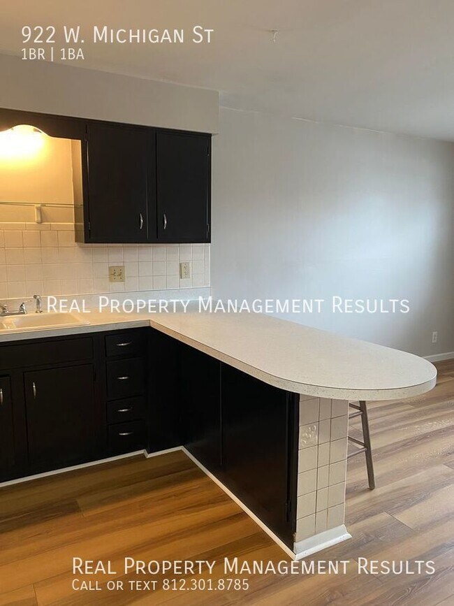 Building Photo - 1 Bedroom, 1 Bath Apartment