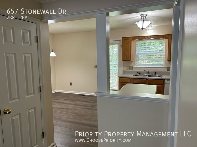 Building Photo - Beautiful Townhouse! NEW FLOORING THROUGHOUT!