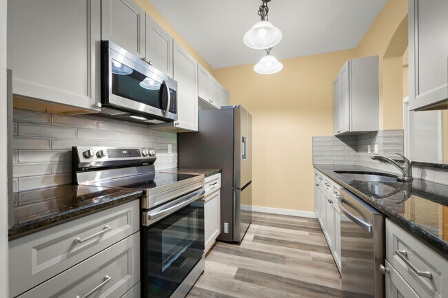 Building Photo - Gated community • Updated 2-bed, 2-bath condo in The Overlook at Baymeadows