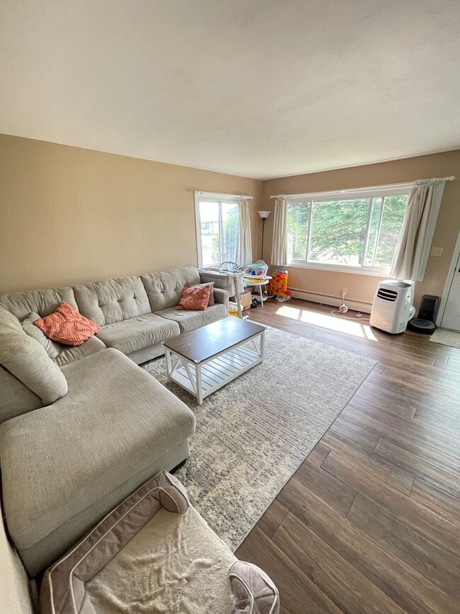 Building Photo - AVAILABLE AUGUST 15th! - 3 bed 2 bath home!