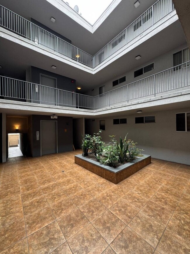Foto del edificio - 1.0 bedroom in Los Angeles California 90029