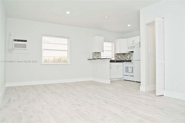 Building Photo - 4109 N Ocean Dr