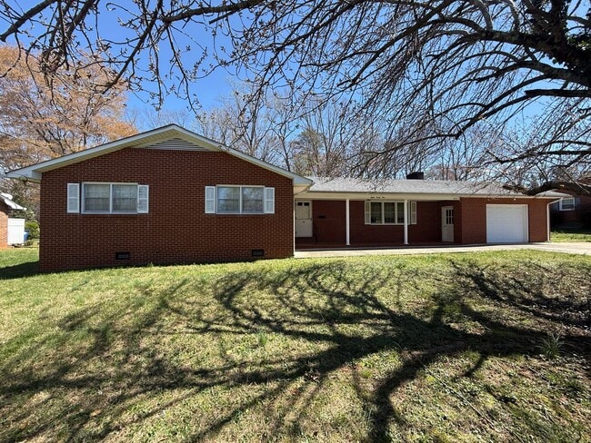 Photo - 831 Delmonte Dr NW House