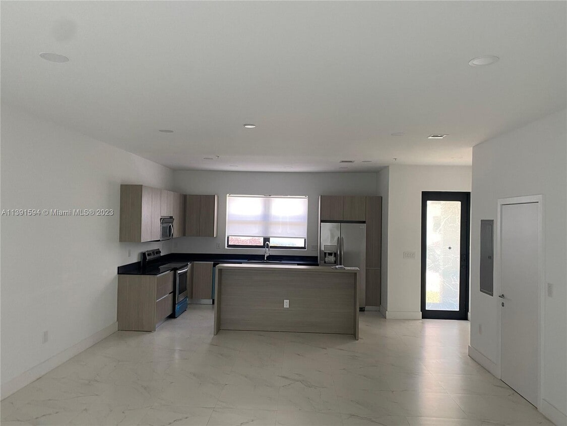 Building Photo - 6134 SW 36th Ct