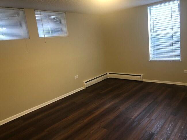 Building Photo - Remodeled 3 Bed Apartment Available NOW!!