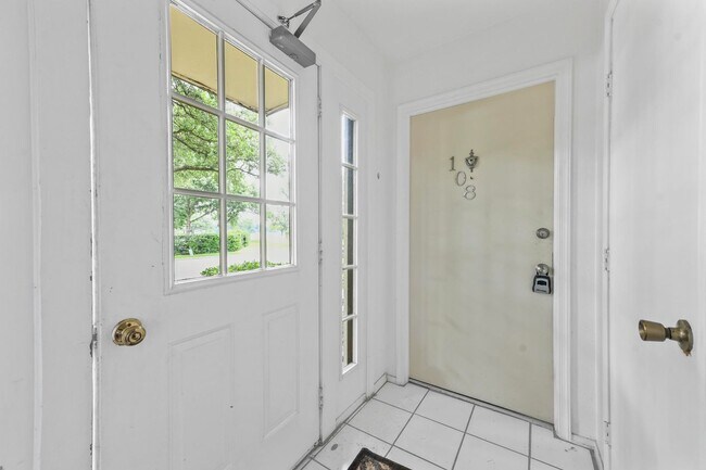 Building Photo - Captivating 2 bedroom condo WALKING DISTAN...