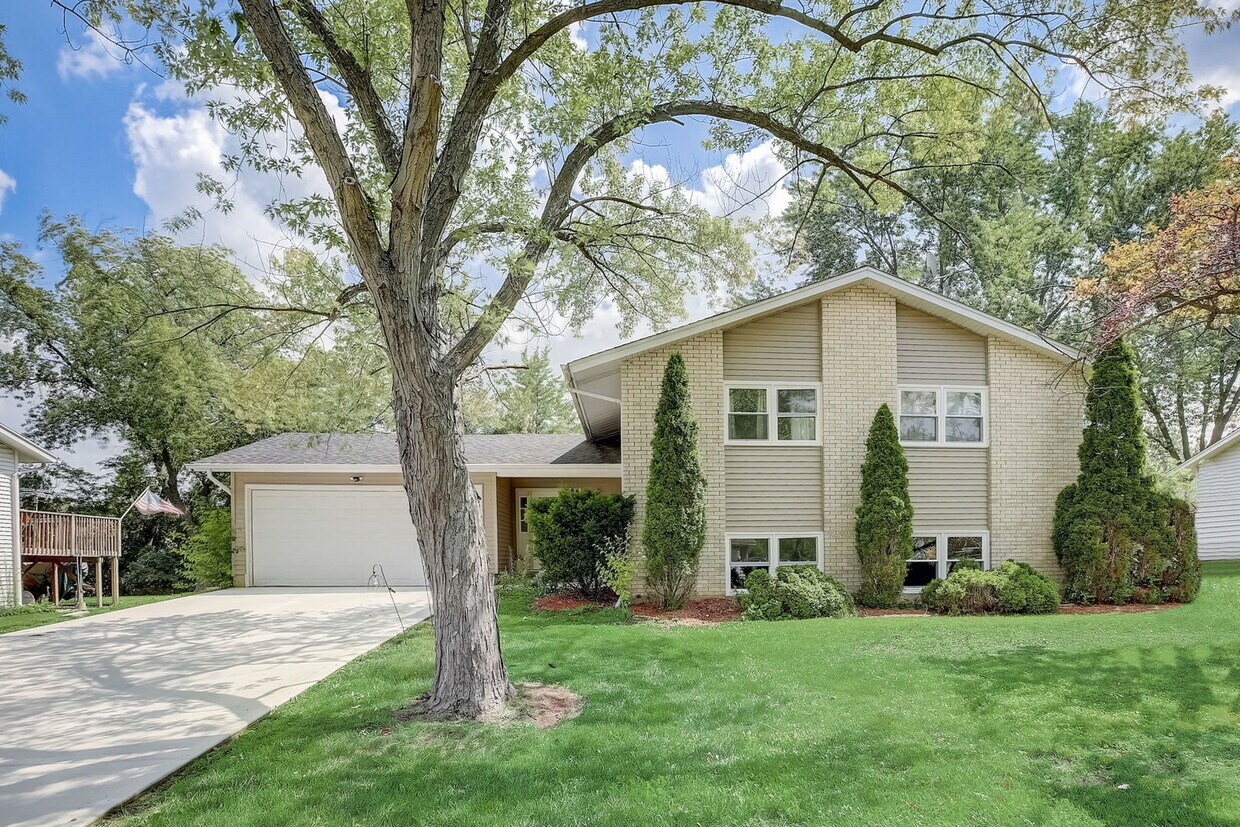 6325 Winston Dr, Woodridge, IL 60517 House Rental in Woodridge, IL