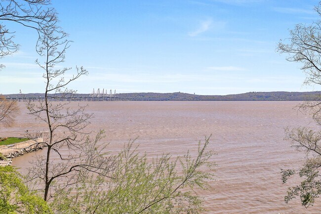 Foto del edificio - 199 River Rd
